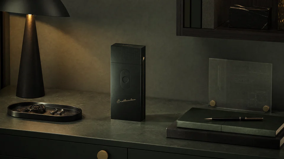 Brothersbox premium cigarette case in matte black with a restrained gold line